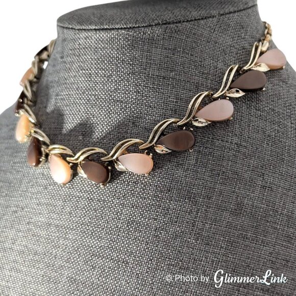 Vintage Brown & Cream Lucite Thermoset Teardrop Gold Tone Choker Necklace - Picture 4 of 9